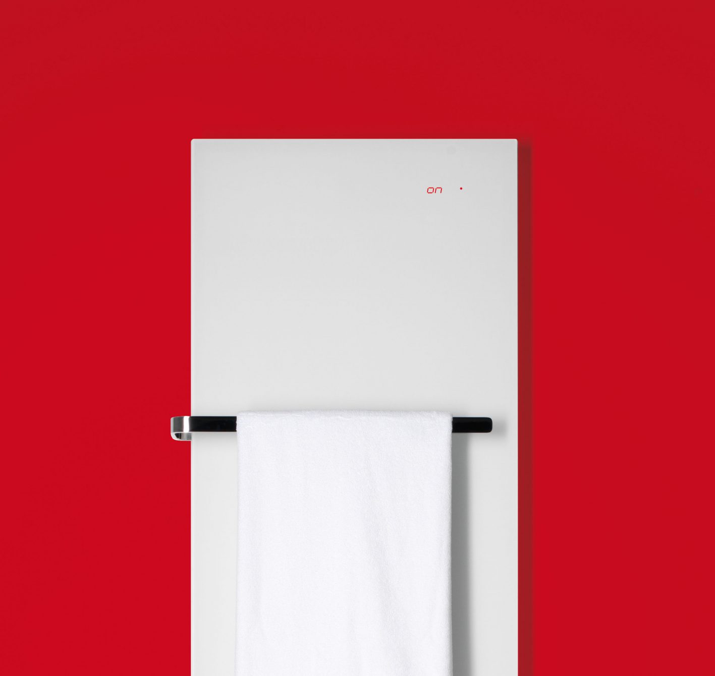 ELEMENTO vertical in Weiss matt mit Handtuchstange vor rotem Hintergrund