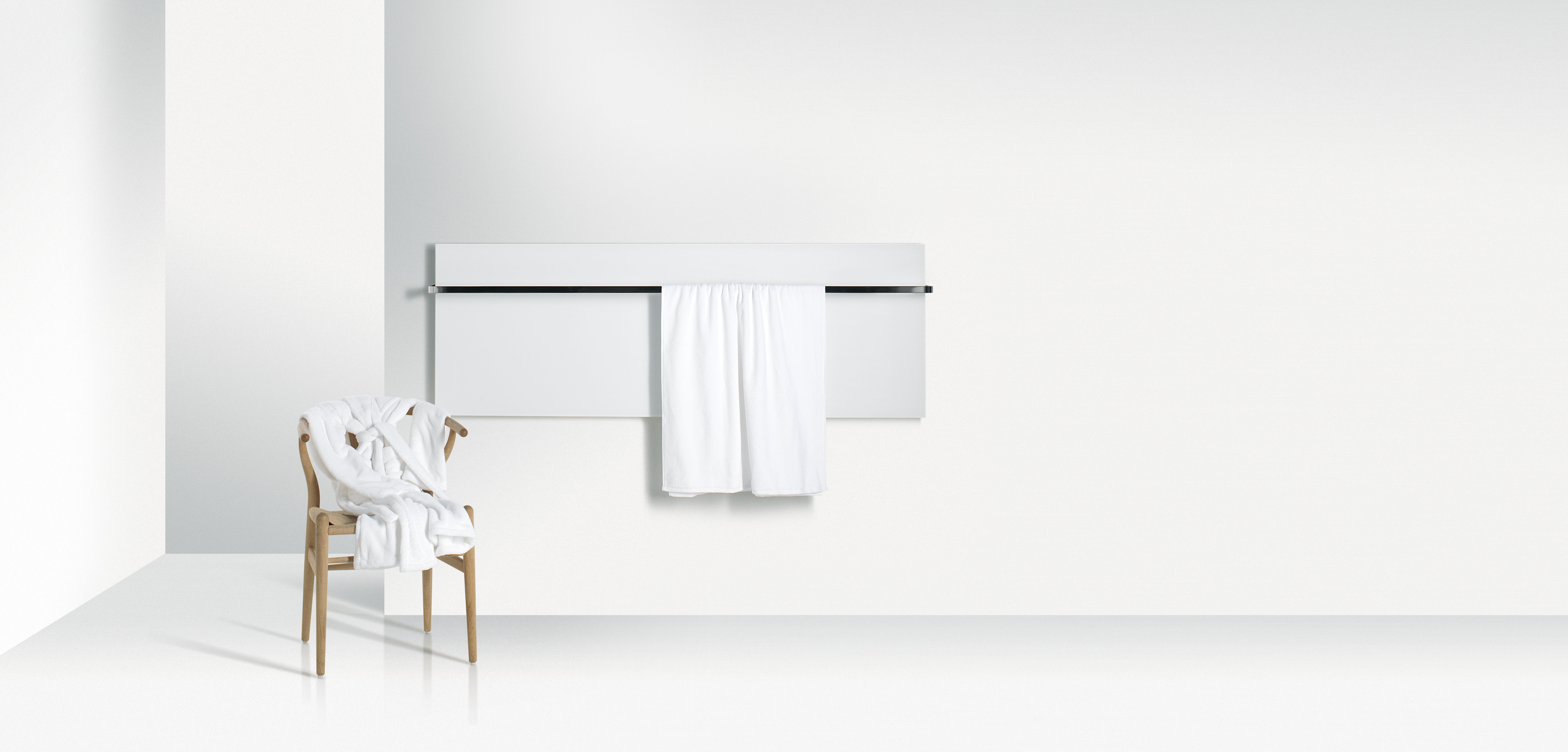ELEMENTO horizontal in Weiss matt mit Handtuchstange und Holzstuhl