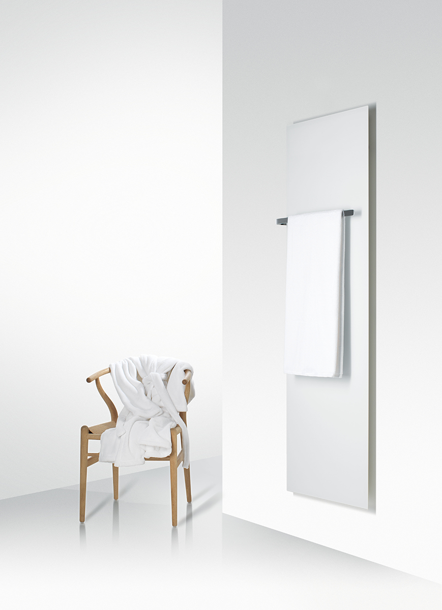 ELEMENTO vertical mit Handtuchstange und Handtuch neben einem Stuhl