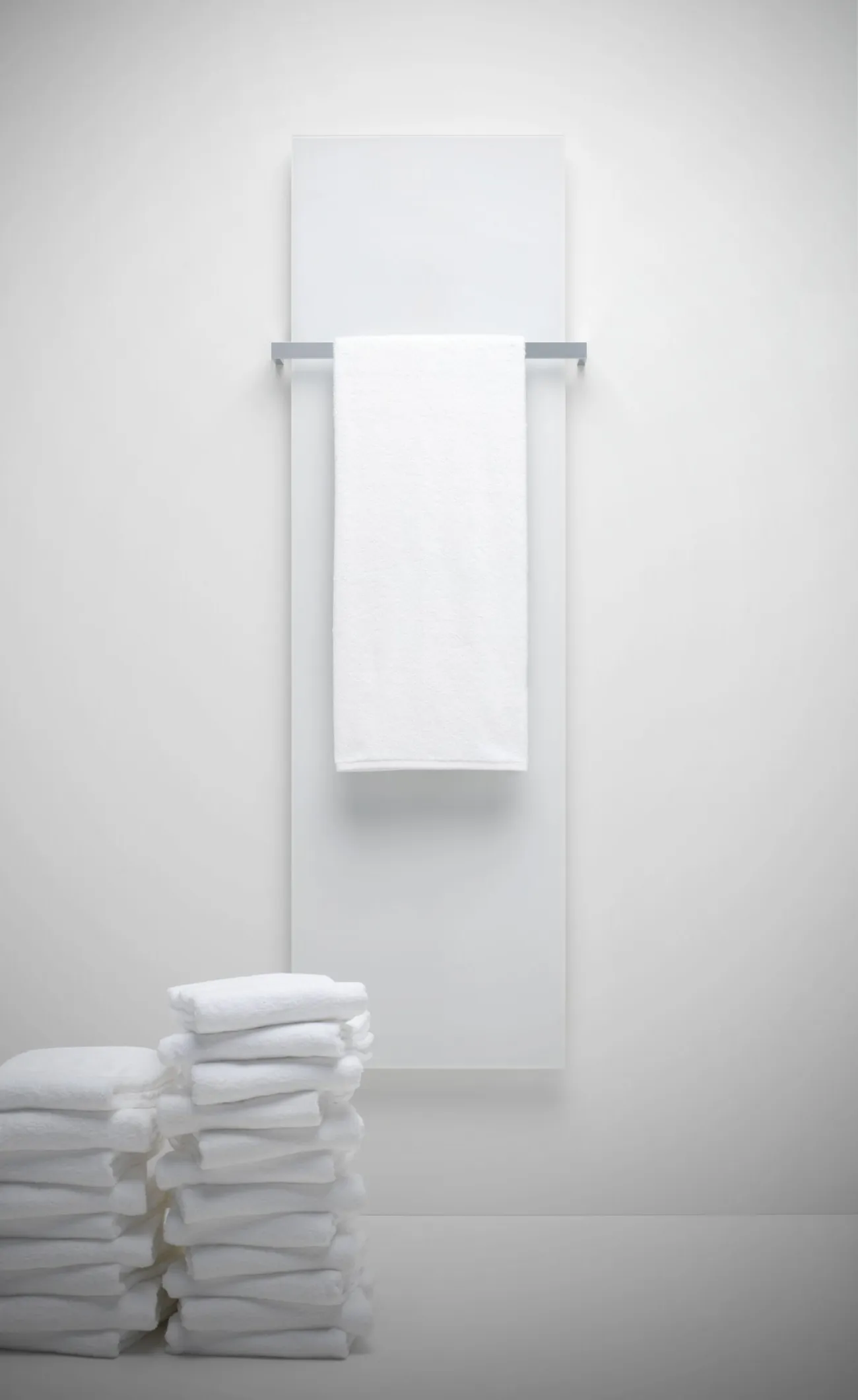 ELEMENTO vertical in Weiss matt mit Handtuch vor heller Wand